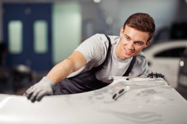 Bir genç ve uyumlu araba tamircisi bir araba ve araç hizmetinde bir araba tamir