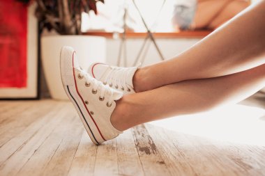 Gündelik kıyafeti giymiş bir genç Sevimli kız onun bağdaş rahat bir kafede oturuyor.