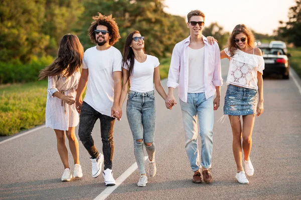 Giovani Ragazzi Ragazze Felici Tengono Mano Camminano Sulla Strada Una — Foto Stock