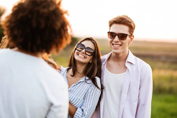 Stilig Ung Man Och Vacker Ung Kvinna Står Fältet Med — Stockfoto