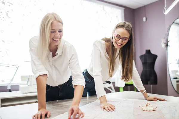 Pene Damer Med Hvite Skjorter Lener Seg Sybordet Mote Skredderforretning – stockfoto