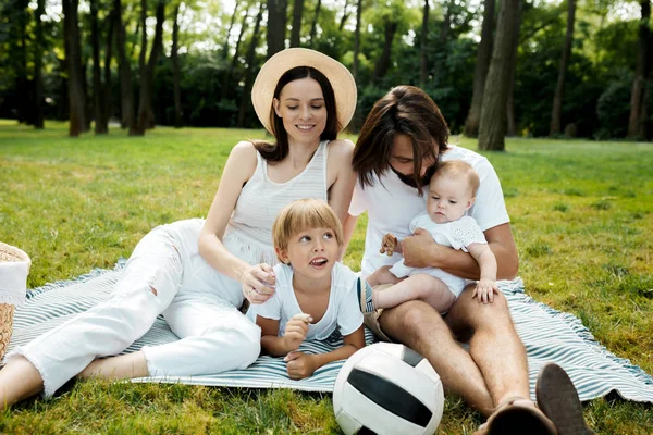 Parents gais avec deux enfants habillés en vêtements blancs est sitti — Photo
