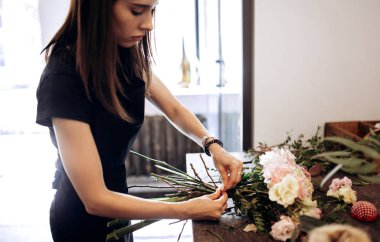 Çiçekçi çiçekçi dükkanı tablo taze çiçek bir buket yapar