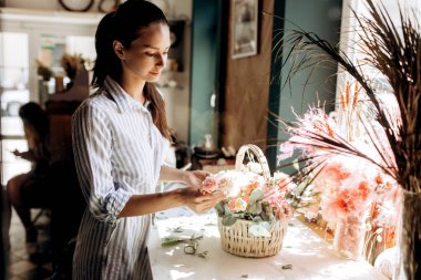 Buket taze çiçekler o sepetten bir çiçekçi koleksiyonları