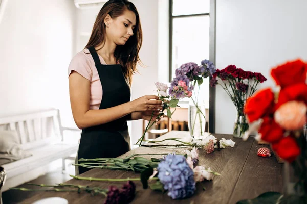 Колекції квітів букет зі свіжих рожевих троянд на столі в квітковому магазині — стокове фото
