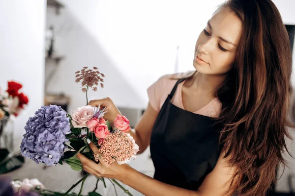 Колекції квітів букет зі свіжих рожевих троянд, синьої гортензії та інших квітів у квітковому магазині — стокове фото
