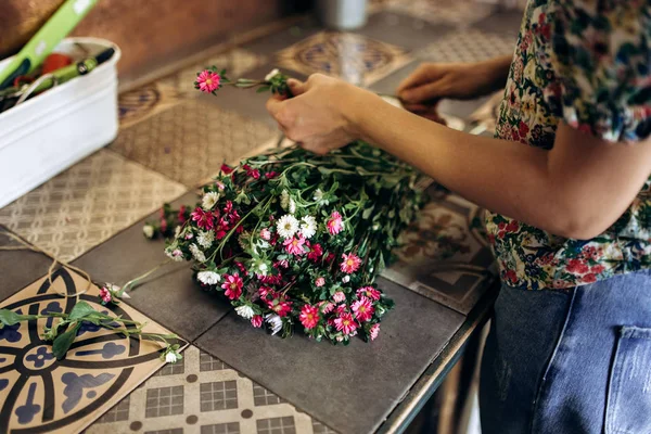 Флорист збирає букет свіжих білих і рожевих хризантем — стокове фото