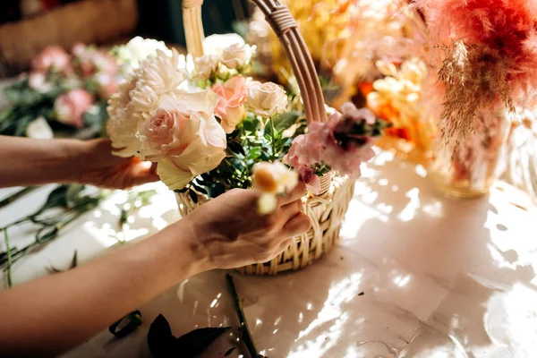 Collections de fleuristes un bouquet dans le panier de pivoines fraîches et de roses dans la boutique de fleurs — Photo