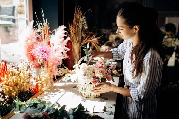 Колекції квітів букет в кошику зі свіжих квітів пастельних кольорів в квітковому магазині — стокове фото