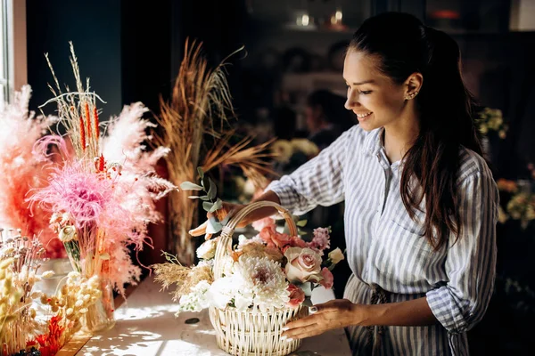 Колекції квітів букет в кошику зі свіжих квітів пастельних кольорів в квітковому магазині — стокове фото