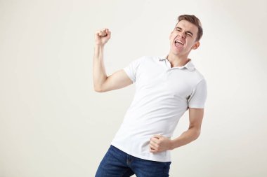 T-shirt ve jeans kendinden geçmiş enerji adam dolu bir beyaz giyinmiş Not beyaz bir arka plan üzerinde Studio