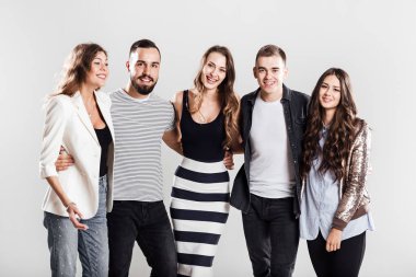Casual Modern giyimleri arkadaş şirket yan yana ve stüdyoda beyaz bir arka plan üzerinde gülümse