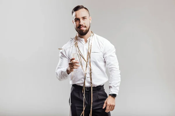 Gutaussehender Mann lächelt und hält ein Glas Champagner auf weißem Grund. Partyzeit — Stockfoto