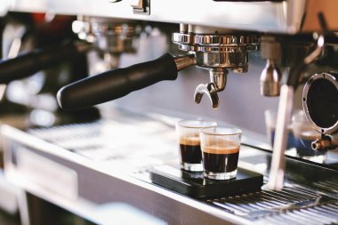 Kahve sıcak bir kahve dükkanında bardağa dökülür.