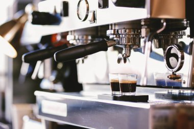 Kahve sıcak bir kahve dükkanında bardağa dökülür.