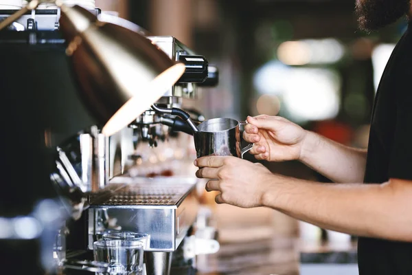 Сучасна дорога кавоварка показана в роботі в сучасному затишному кафе . — стокове фото