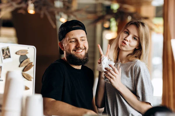 Dwie Młode Uśmiechnięte People Dressed Stroju Casual Stanąć Obok Siebie — Zdjęcie stockowe