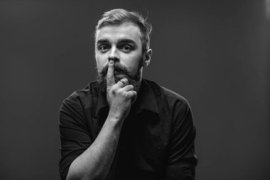 Ben giyinmiş şık genç Kızıl saçlı adam bir sakal ve bıyık