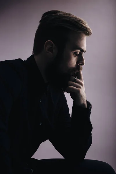 Retrato de foto preto e branco de um homem elegante em perfil com uma barba vestida com a camisa preta no nevoeiro — Fotografia de Stock