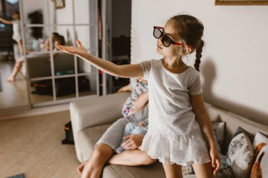 Babam kanepeye bebekle kollarını oturuyor ve iki d