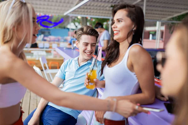Μια παρέα φίλων όμορφος γελώντας και πίνοντας κοκτέιλ κίτρινο κοινωνικοποίηση στο μπαρ στο ωραίο καλοκαιρινό καφενείο. Γεια. Ψυχαγωγία, έχοντας καλή στιγμή. Φιλία. — Φωτογραφία Αρχείου