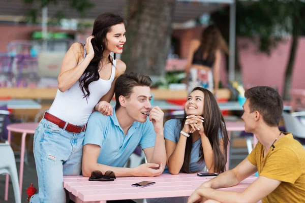 Μια παρέα όμορφος γελάει, κοινωνικοποίηση και κάθεται στο τραπέζι με το ωραίο καλοκαίρι καφέ. Ψυχαγωγία, έχοντας καλή στιγμή. Φιλία. — Φωτογραφία Αρχείου