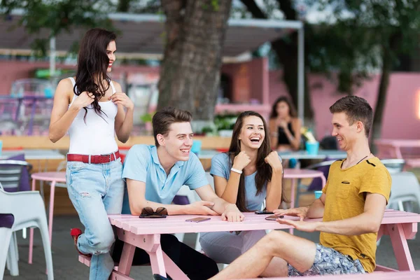 Μια παρέα όμορφος γελάει, κοινωνικοποίηση και κάθεται στο τραπέζι με το ωραίο καλοκαίρι καφέ. Ψυχαγωγία, έχοντας καλή στιγμή. Φιλία. — Φωτογραφία Αρχείου