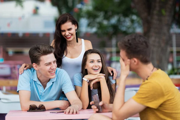 Una Compagnia Amici Bell Aspetto Sta Ridendo Socializzando Sedendosi Tavola — Foto Stock