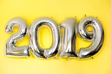 Numaraları 2019 Sarı zemin üzerine şeklinde gümüş hava ile şişirilen balonlar