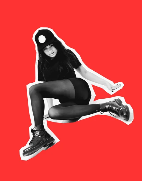 Stylische junge dunkelhaarige Mädchen in einem schwarzen Top, kurzen Hosen, Strumpfhosen und Mütze posiert auf dem Boden auf dem weißen Hintergrund im Studio. Zeitschriften Collage-Stil — Stockfoto