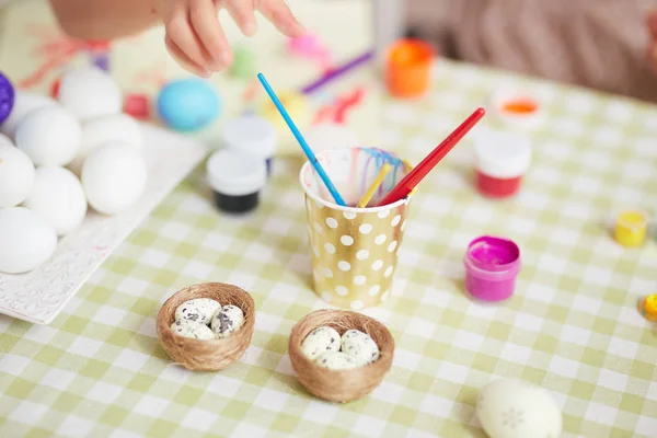 Eier färben für den Ostertisch in der gemütlichen hellen Küche — Stockfoto