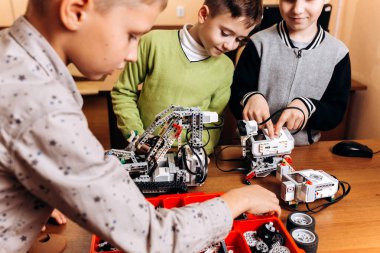 Üç mutlu erkek Robotik okul robotlar yapıyoruz