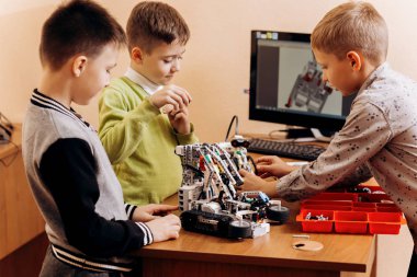 Üç Akıllı erkek robotlar robot Oluşturucu Robotik okul dan yapıyoruz