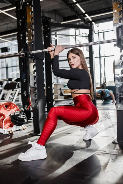 세련 된 밝은 스포츠 옷에서 아름 다운 운동 소녀는 현대적인 체육관에서 수평 막대 옆 포즈 — 스톡 사진