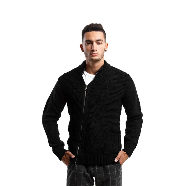 Jeune homme vêtu d'un pull noir avec une fermeture éclair et un pantalon à carreaux gris se tient sur le fond blanc — Photo