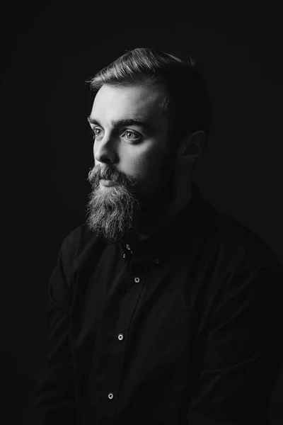 Siyah ve beyaz sakal ve siyah arka plan üzerine siyah gömlek giymiş şık saç modeli şık bir adam portresi — Stok fotoğraf