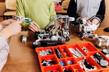 Üç mutlu erkek Robotik okul robotlar yapıyoruz