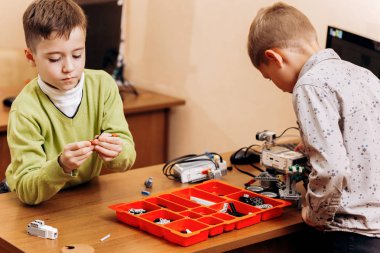 İki zeki çocuk robotlar robot Oluşturucu ile bilgisayar Robotik okul masasında üzerinden yapıyoruz