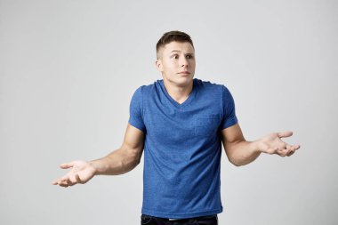 Şaşırmış adam mavi t-shirt giymiş