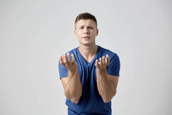 Killen klädd i blå t-shirt känns förvirrade och oroliga — Stockfoto