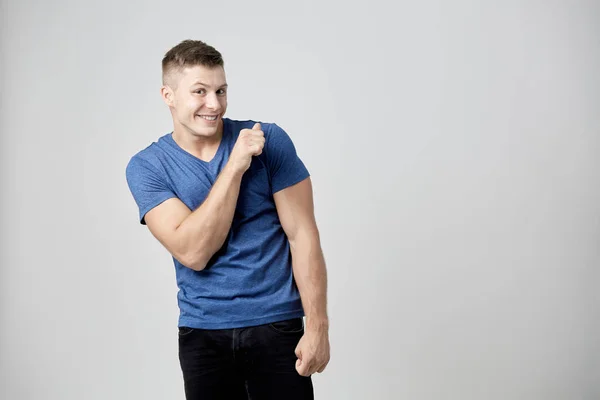 Cara alegre vestido com sorrisos camiseta azul — Fotografia de Stock