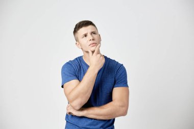 Endişeli adam mavi t-shirt giymiş