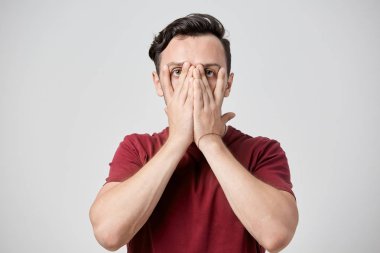 Rezil adam Burgundy yılında giyinmiş