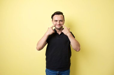 Komik adam siyah t-shirt gülümsüyor giyinmiş