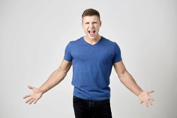 Extático cara vestido de camiseta azul está gritando — Fotografia de Stock