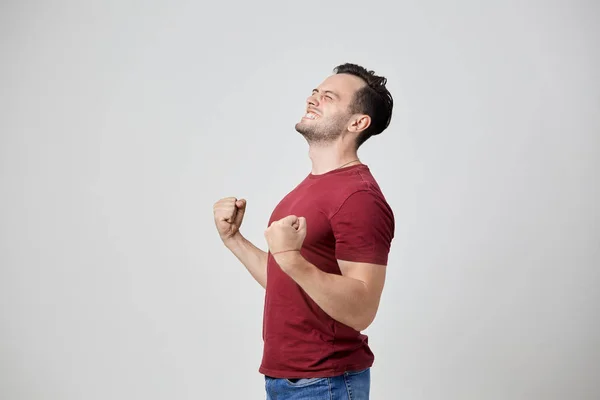 Homem encantado na camiseta da Borgonha — Fotografia de Stock