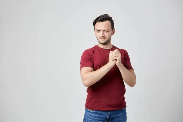 Homem atencioso na t-shirt da Borgonha — Fotografia de Stock