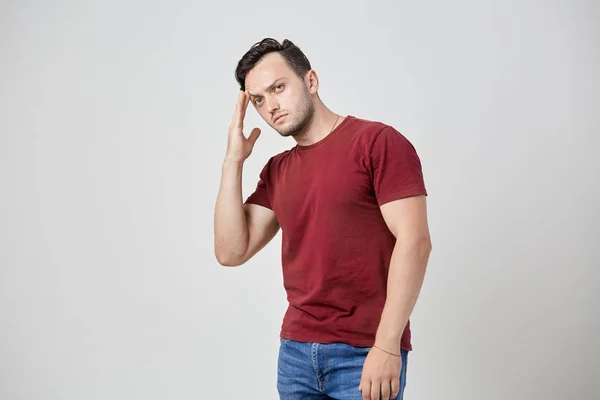 Homem atencioso na t-shirt da Borgonha — Fotografia de Stock