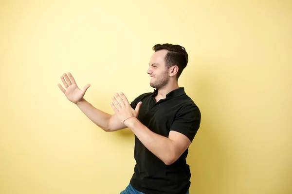 Cara agressivo vestido com o preto t-shirt pronto para a luta — Fotografia de Stock