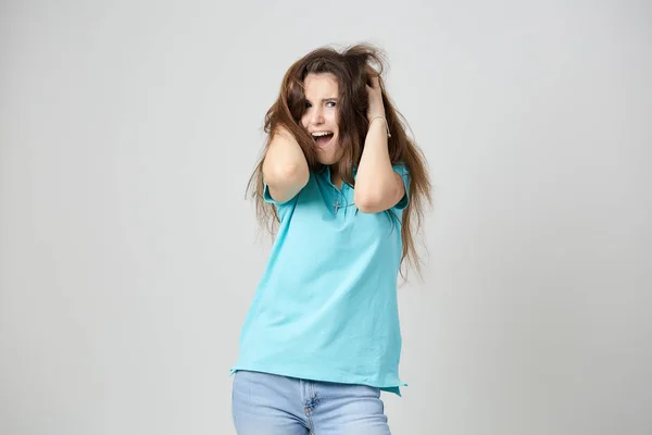 Gelukkig meisje gekleed in licht blauw t-shirt — Stockfoto